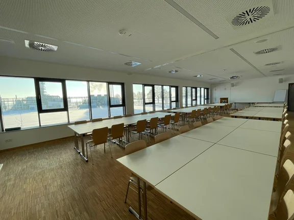 Rednerpult und fest installierte Projektionswand